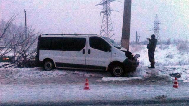 Автобус з пасажирами протаранив стовп на Донеччині: багато потерпілих