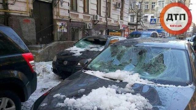 Большая глыба льда разбила сразу две машины в центре Киева