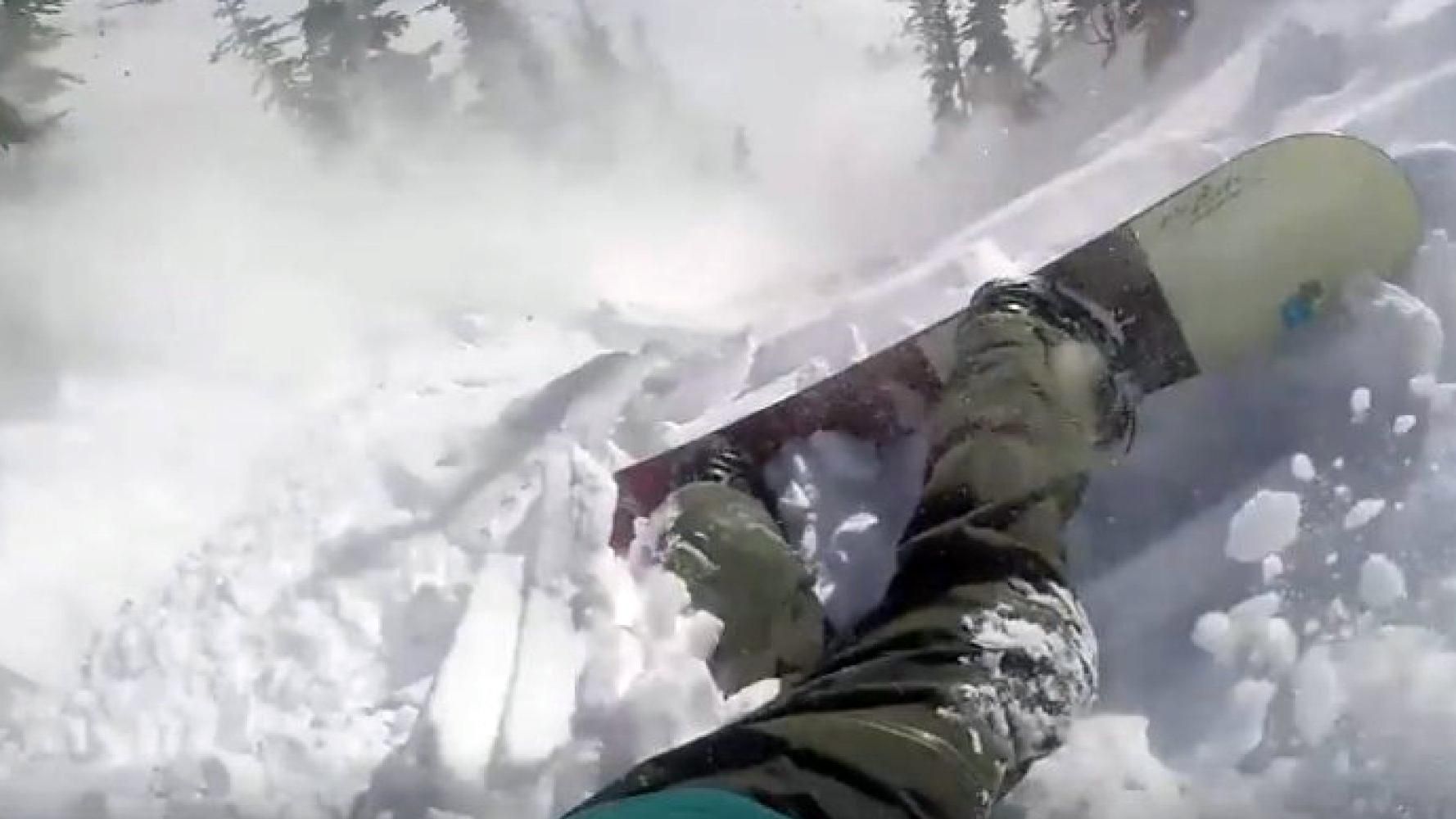 Сноубордист зняв на камеру, як його накрила лавина: екстремальне відео