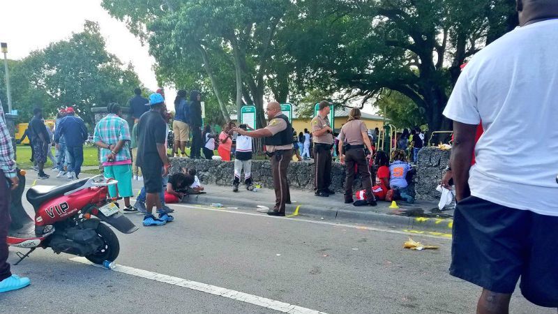 Невідомі розстріляли людей в Маямі під час свята: є постраждалі серед дітей Невідомі розстріляли людей в Маямі під час свята: є постраждалі серед дітей