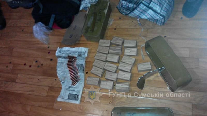 Бывший боец АТО хранил у себя целый арсенал оружия: фотофакт Бывший боец АТО хранил у себя целый арсенал оружия: фотофакт
