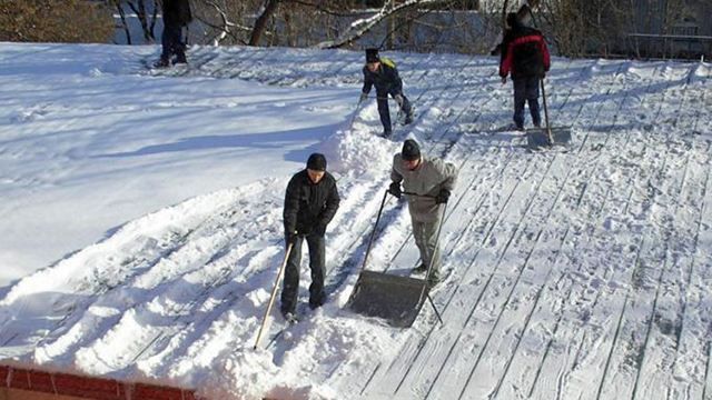 Под сильной тяжестью снега обрушилась крыша дома на Харьковщине