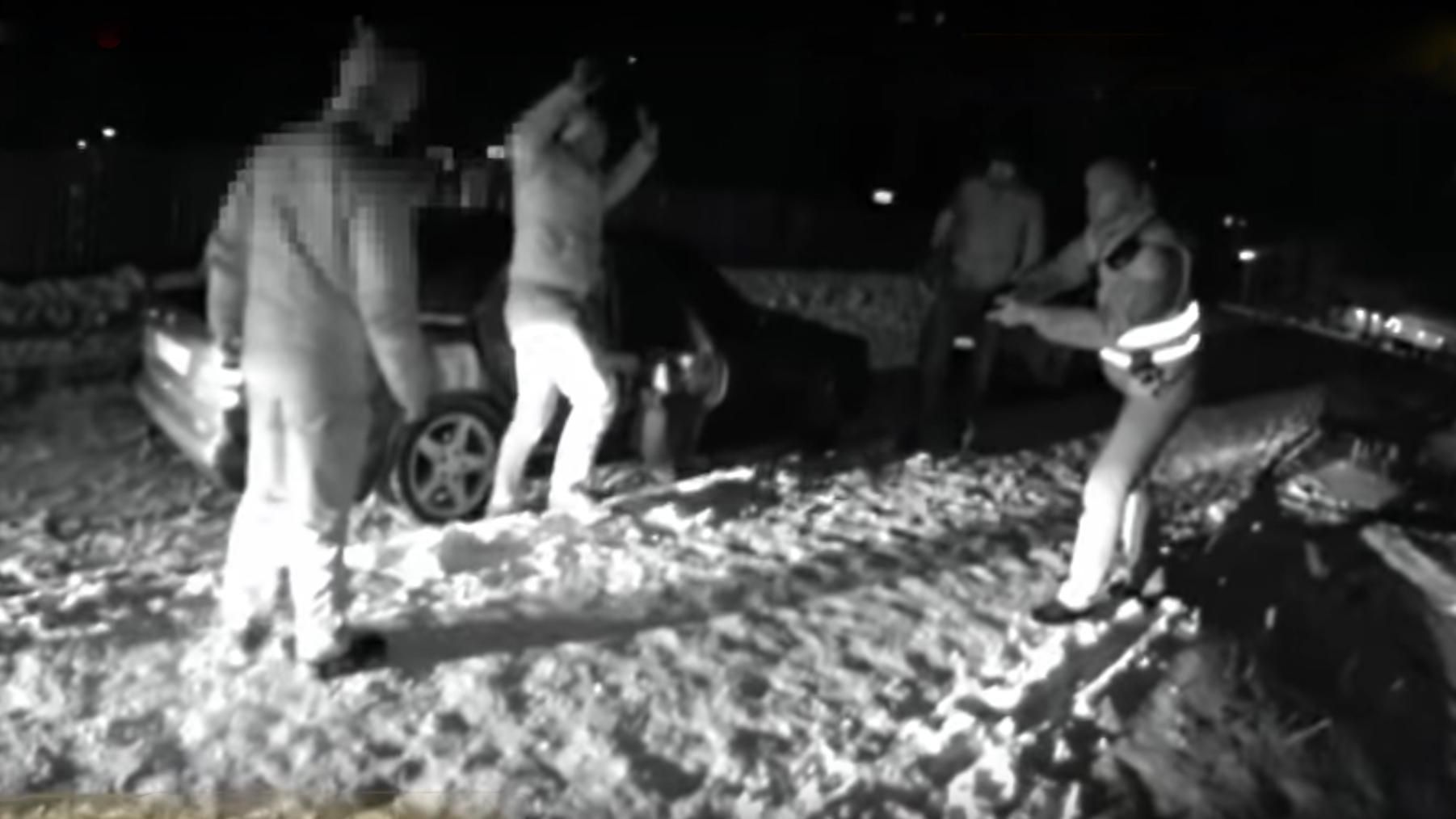 Друг пьяного водителя угрожал полицейским пистолетом Друг пьяного водителя угрожал полицейским пистолетом