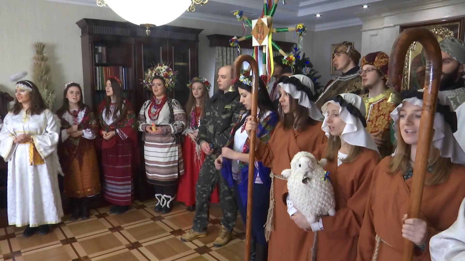 Cтуденти потішили бійців АТО різдвяним вертепом, де вмирає Путін Cтуденти потішили бійців АТО різдвяним вертепом, де вмирає Путін