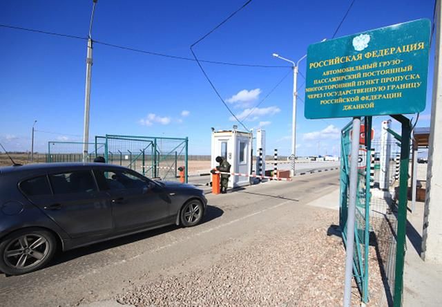 Росіяни в Криму будують вогневі точки, скеровані на материкову Україну Росіяни в Криму будують вогневі точки, скеровані на материкову Україну