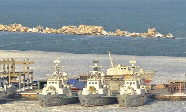 Военные корабли Украины замерзли в море в Одессе