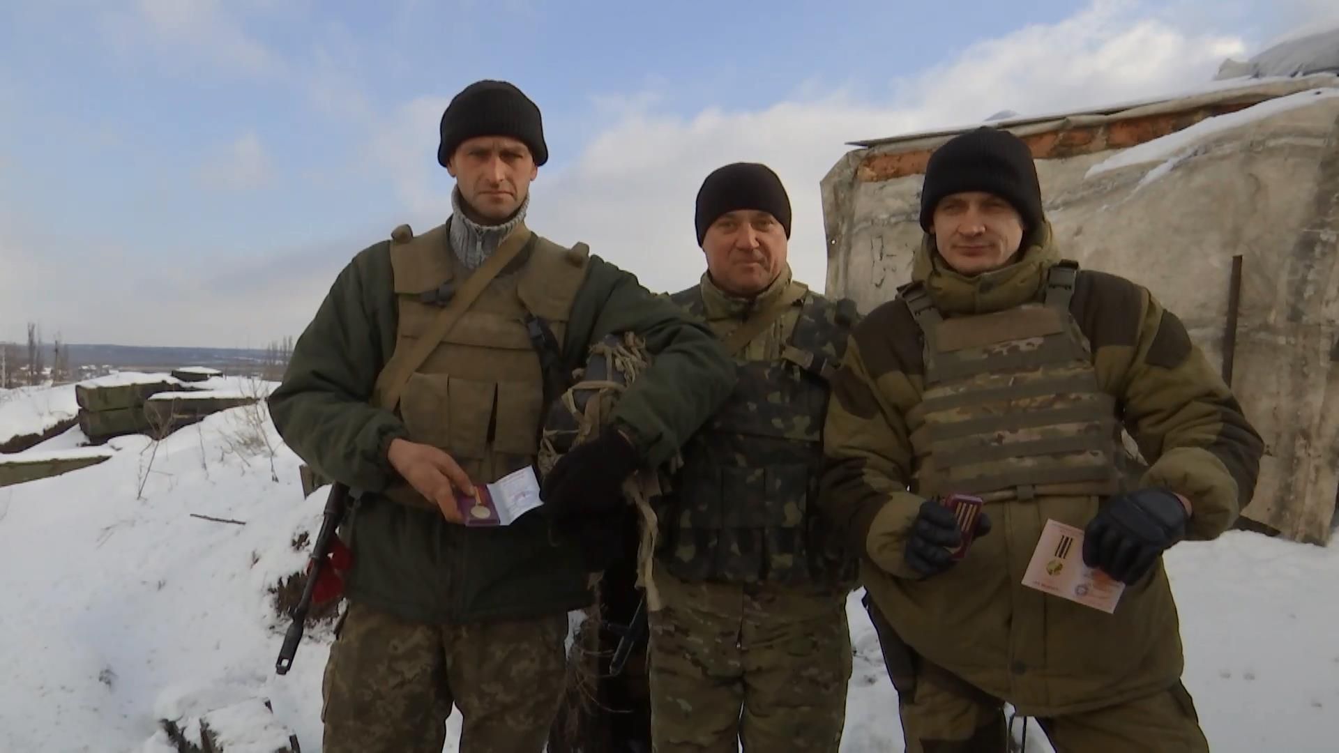 Как бойцы на передовой получили награды от волонтеров Как бойцы на передовой получили награды от волонтеров