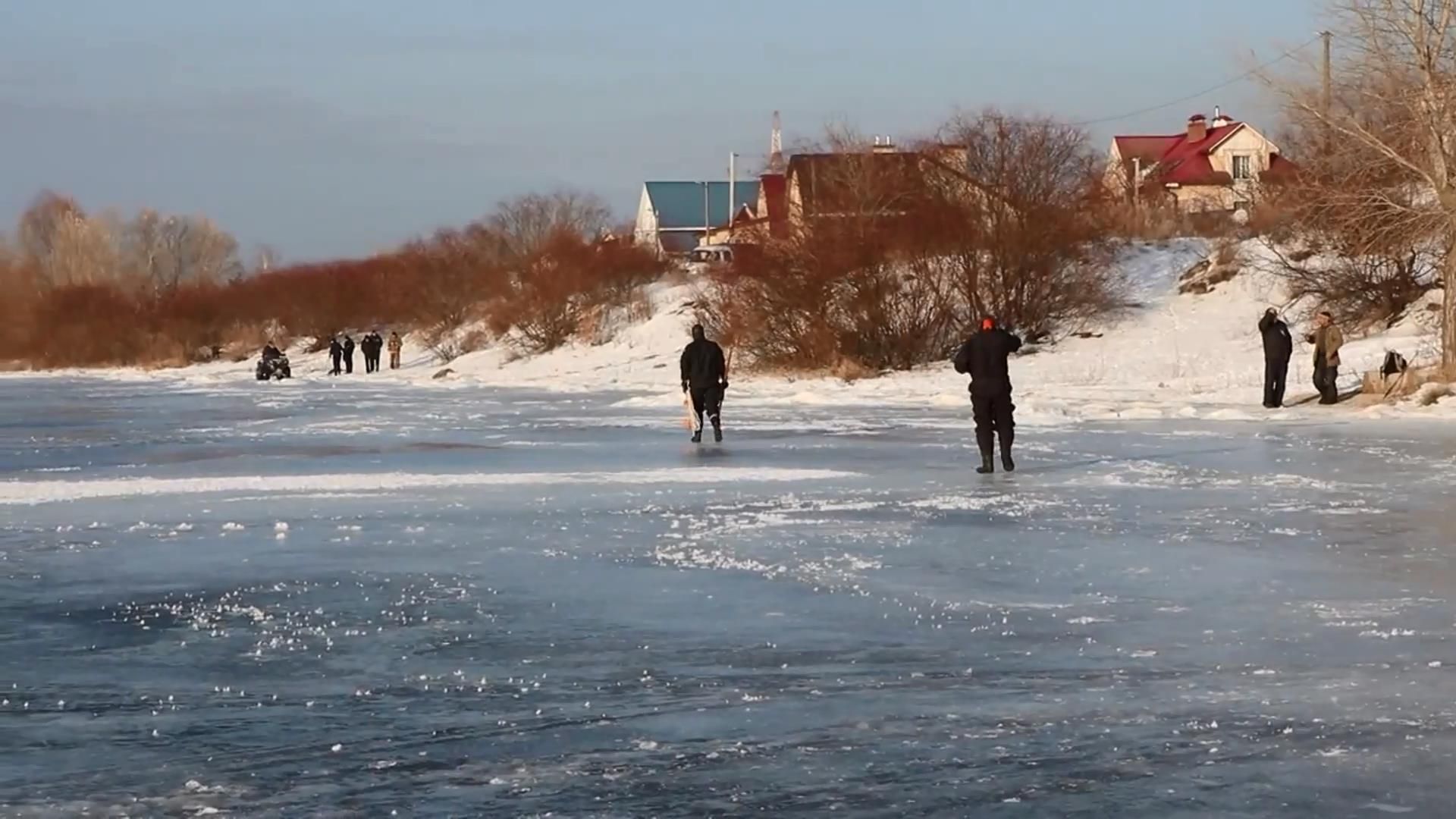 Полсотни рыбаков-экстремалов спасли со льдины на Днепре