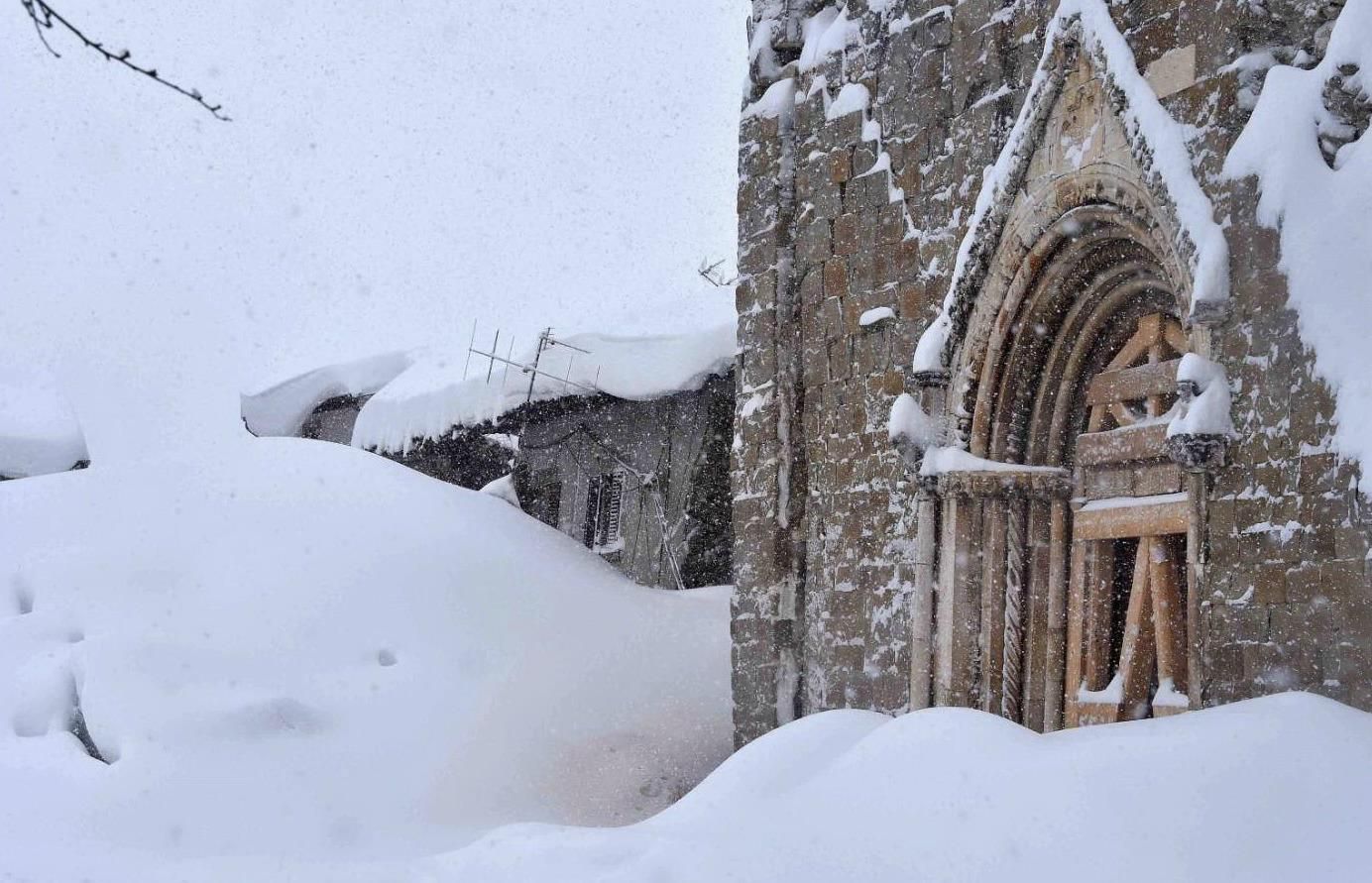 Лавина накрила готель з людьми в Італії: можливі жертви Лавина накрила готель з людьми в Італії: можливі жертви