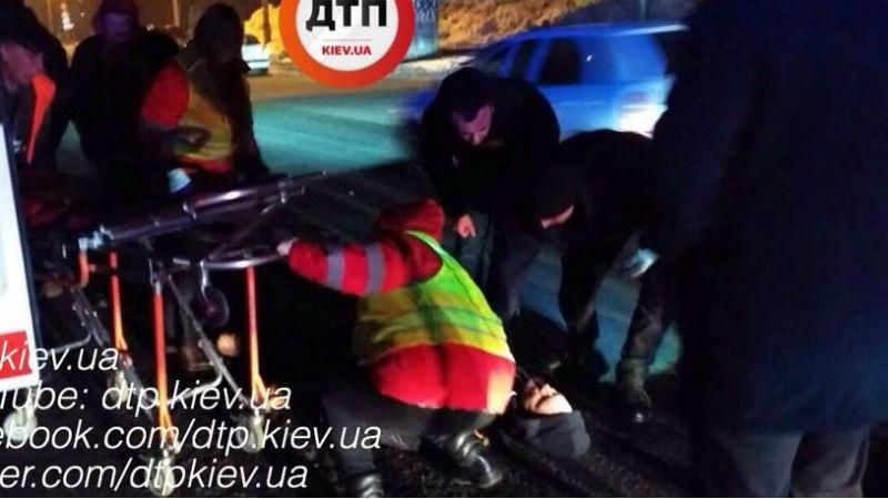 В Киеве пьяного пешехода сбили сразу две машины