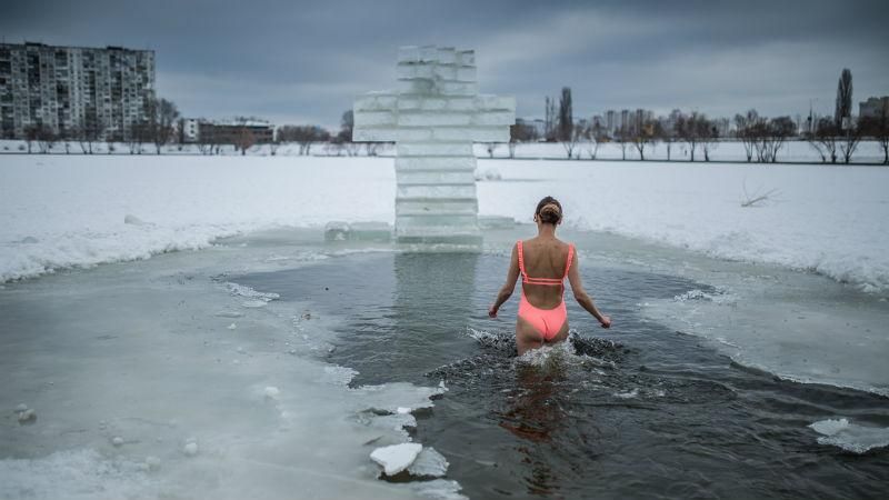 Як відважні кияни купаються у крижаній воді на Водохреще