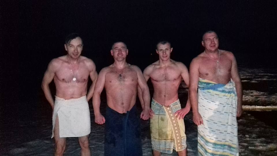 Крещение по-казацки. Бойцы прыгнули в прорубь под носом у врага Крещение по-казацки. Бойцы прыгнули в прорубь под носом у врага