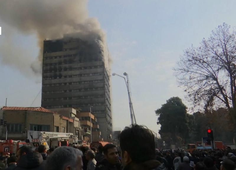В столице Ирана загорелся и рухнул 17-этажный дом: десятки жертв
