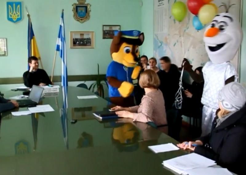 Херсонські чиновники вигнали з міської ради невідомих в костюмах казкових звірят
Херсонські чиновники вигнали з міської ради невідомих в костюмах казкових звірят