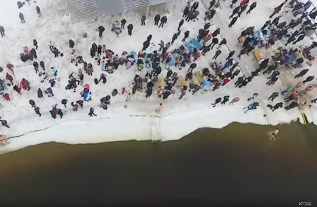 Ледяные погружения на Крещение сняли с высоты птичьего полета в Киеве