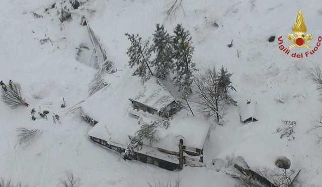 На відео зняли готель, який засипала лавина в Італії