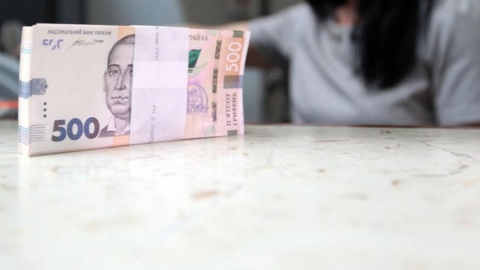 Кабмін збільшив зарплати чиновникам Кабмін збільшив зарплати чиновникам