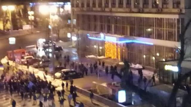 У центрі Києва сутичка: націоналісти хотіли підпалити шини  
