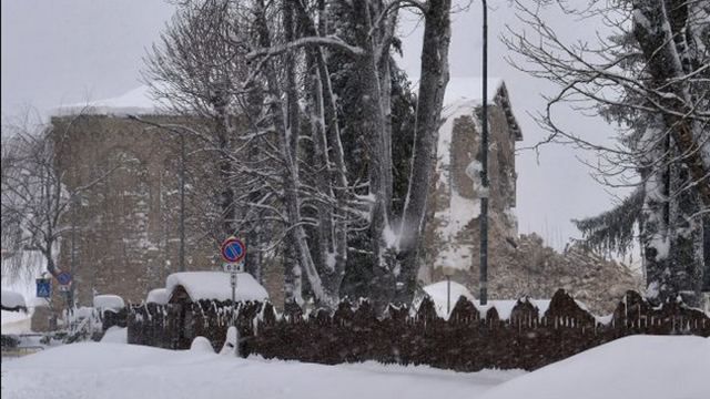 Сокрушительная лавина в Италии, военное вторжение в Гамбию, – главное за сутки