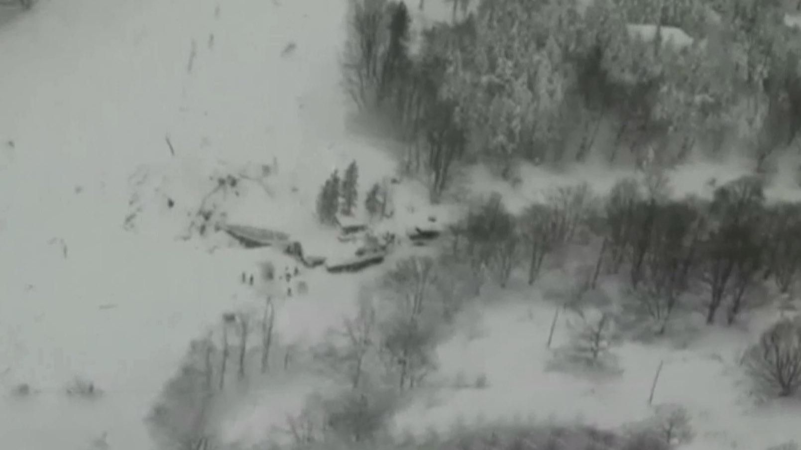 З італійського готелю, який поховала під собою лавина, витягли перших загиблих З італійського готелю, який поховала під собою лавина, витягли перших загиблих