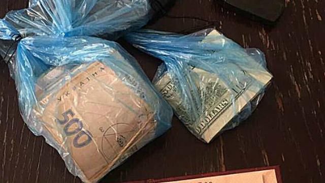 Один з керівників Львівської митниці погорів на чималому хабарі: з'явились фото Один з керівників Львівської митниці погорів на чималому хабарі: з'явились фото