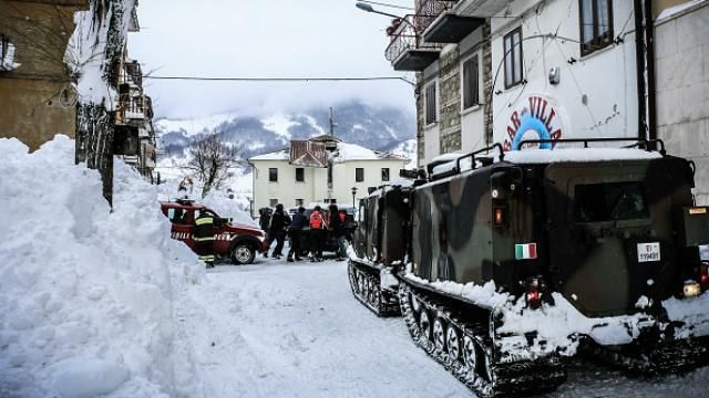 Під смертоносною лавиною в Італії знайшли живих Під смертоносною лавиною в Італії знайшли живих