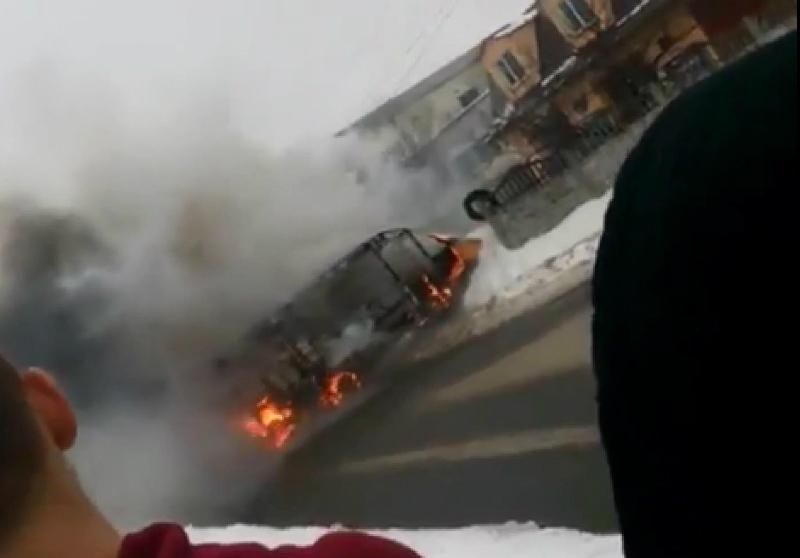 В Сумах сегодня взорвалась, а затем полностью сгорела маршрутка