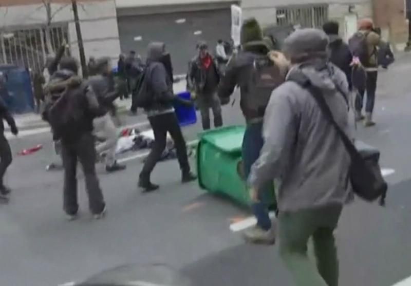 После присяги Трампа на улицах Вашингтона разгорелись столкновения После присяги Трампа на улицах Вашингтона разгорелись столкновения