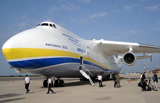 Украинский "Антонов" померялся размерами с другими авиакомпаниями