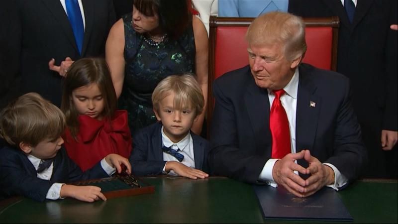 Трамп підписав розпорядження про вихід країни з Транстихоокеанського партнерства
Трамп підписав розпорядження про вихід країни з Транстихоокеанського партнерства