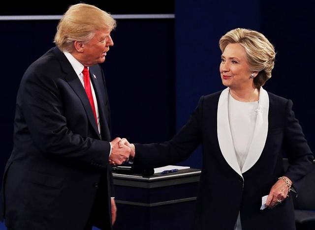 Трамп прошептал на ушко Клинтон слова благодарности Трамп прошептал на ушко Клинтон слова благодарности