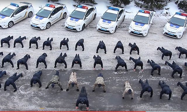 Полицейские массово выполнили впечатляющий флешмоб для воинов АТО