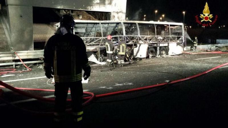 Автобус з туристами потрапив в аварію в Італії. Дуже багато загиблих 