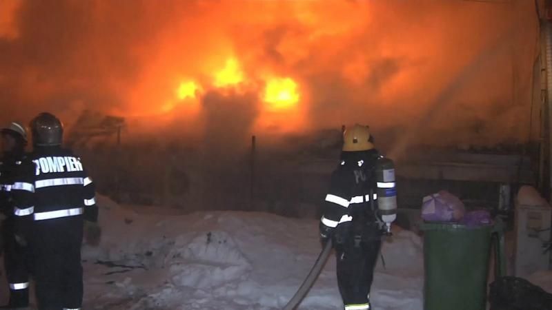Почти 40 человек пострадали в результате пожара в Бухаресте