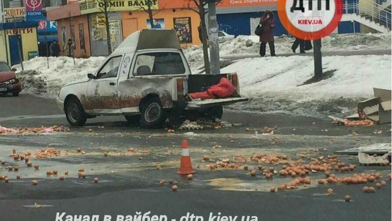 Через курйозну аварію вулиці Києва залило омлетом