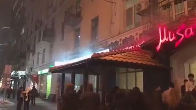 В Киеве загорелось крымскотатарское кафе