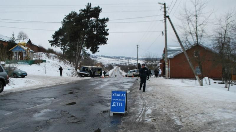 Фургон врізався у пасажирський автобус на Прикарпатті: є багато постраждалих 