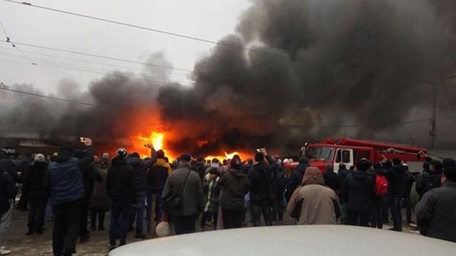 Сильна пожежа на одеському ринку "Привоз": з’явилися фото і відео 