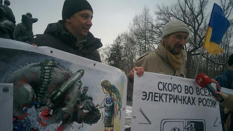 Біля російського консульства заспівали гімн України Біля російського консульства заспівали гімн України