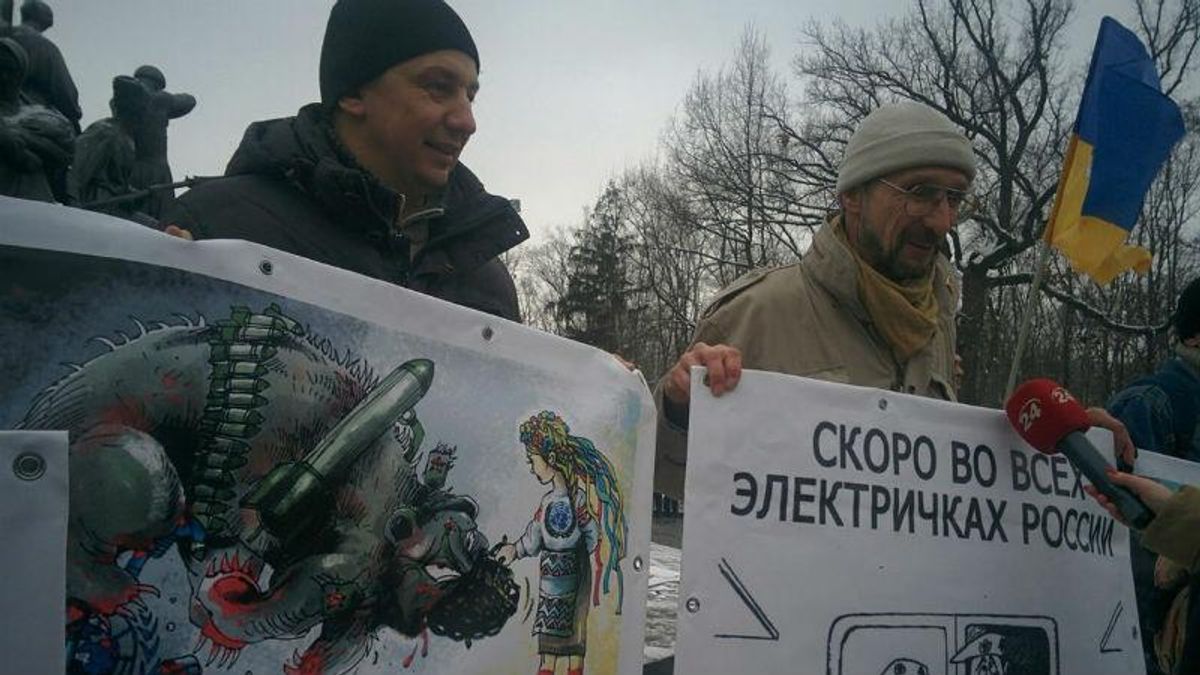Біля російського консульства заспівали гімн України Біля російського консульства заспівали гімн України