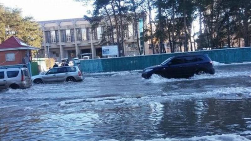 Потоп на київській вулиці: машина провалилась під асфальт