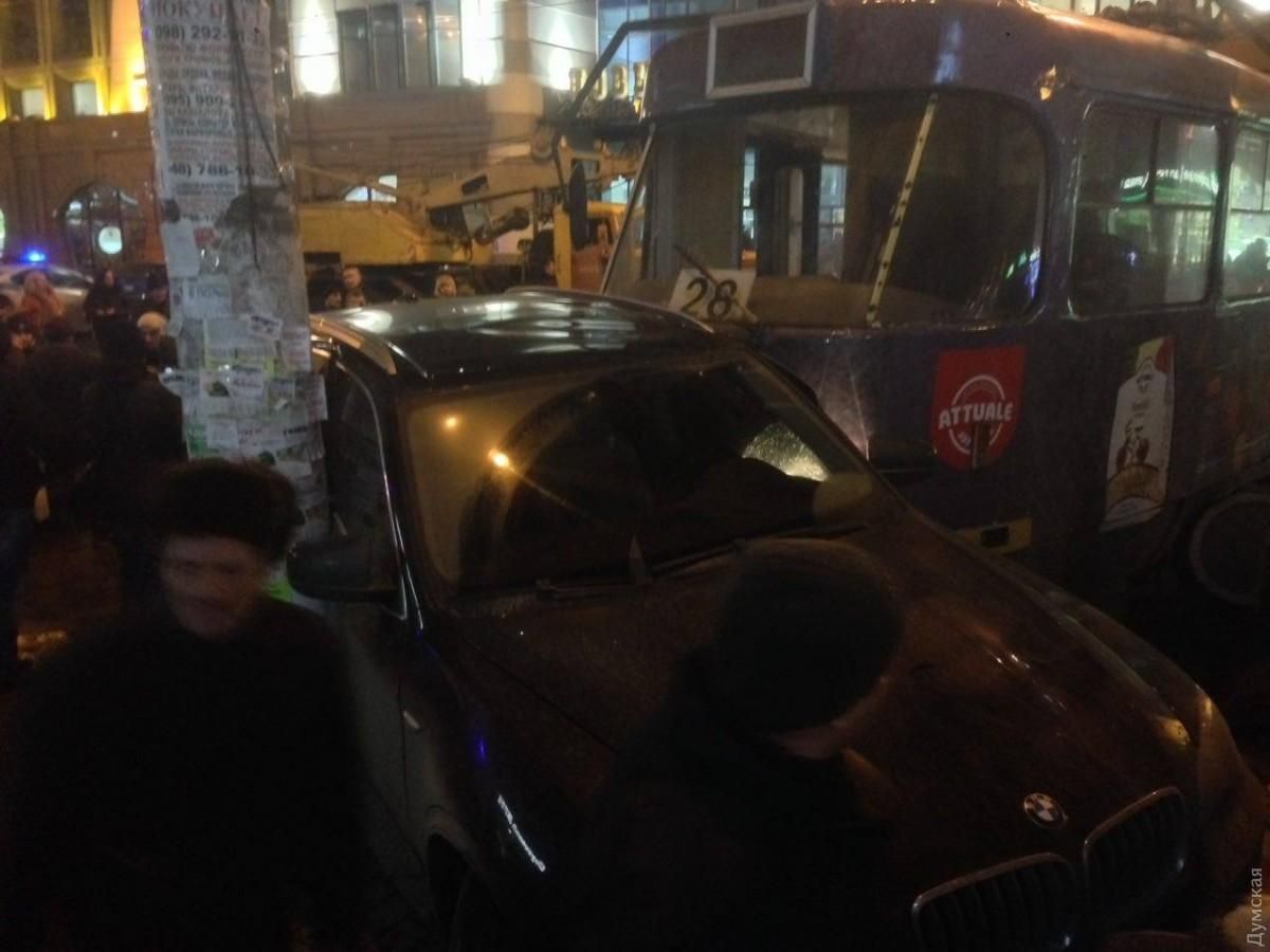 Трамвай протаранив 5 машин в Одесі: опублікували фото