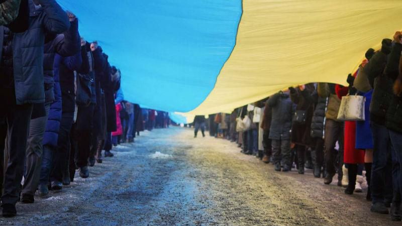 Як українці об'єднали всю країну живими ланцюгами: яскраві фото та відео Як українці об'єднали всю країну живими ланцюгами: яскраві фото та відео