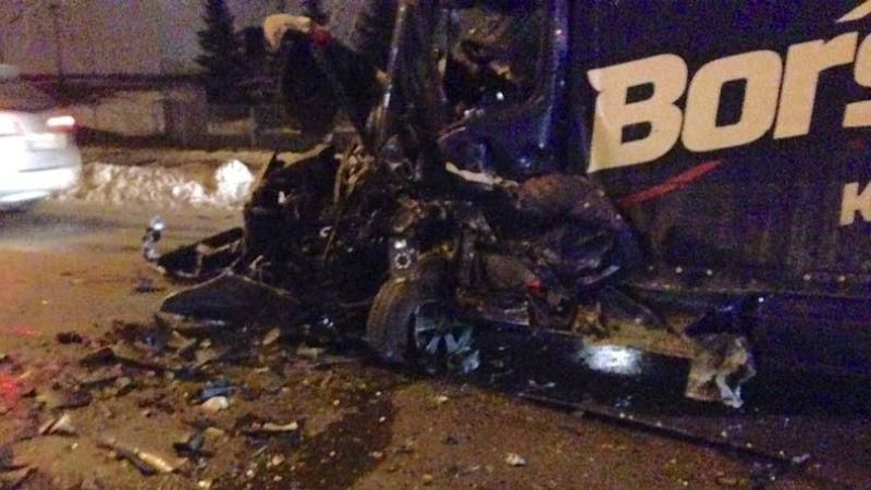 Мікроавтобус розтрощив елітний Porsche, є постраждалі: з'явилися фото ДТП Мікроавтобус розтрощив елітний Porsche, є постраждалі: з'явилися фото ДТП