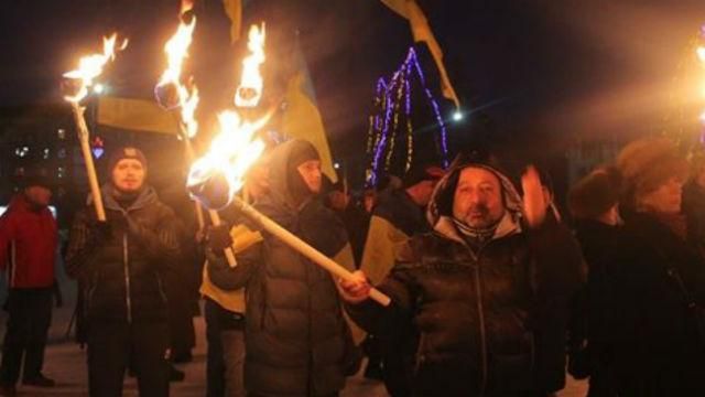 Слава нації, смерть ворогам! – на Донбасі влаштували смолоскипну ходу