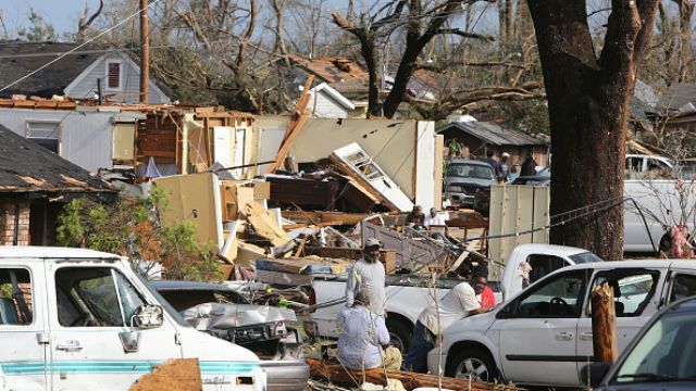 Мощные торнадо бушуют в США: погибли уже 18 человек