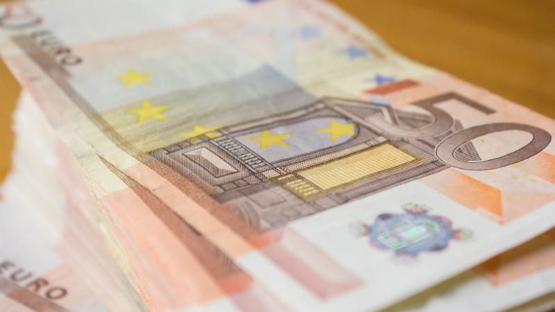 Курс валют на 24 января: доллар дешевеет, евро ползет вверх Курс валют на 24 января: доллар дешевеет, евро ползет вверх