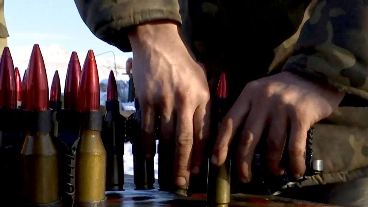 Журналисты сняли, как украинцы отражают тяжелые обстрелы боевиков Журналисты сняли, как украинцы отражают тяжелые обстрелы боевиков