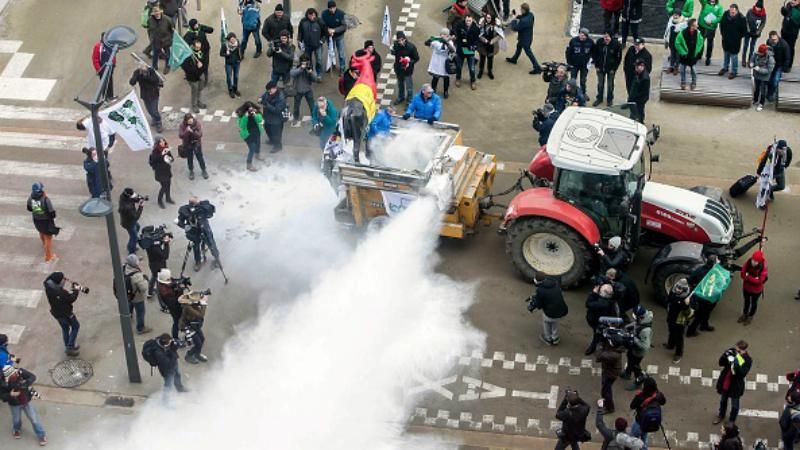 Фермери влаштували видовищний протест: штаб-квартиру ЄС засипали сухим молоком