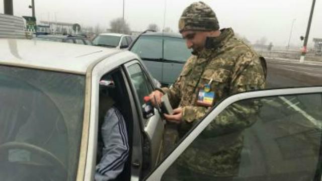 Странный инцидент на Львовщине – мужчина в пункте пропуска избил пограничника